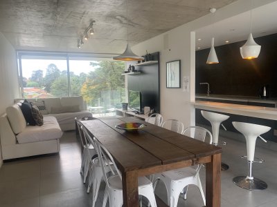 Vendo Apartamento moderno 2 dormitorios (1 en suite), 2 baños con parrillero propio, piscina y garage