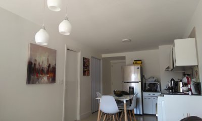 VENDO DEPTO MODERNO 2 DORM, 1 BAÑO y 1 TOALETTE CON PARRILLERO Y PISCINA