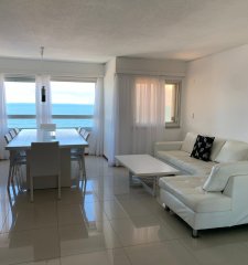 Oportunidad! Vendo apartamento Península Punta  del Este 3 dormitorios y dependencia de serv Piscina climatizada Amenities