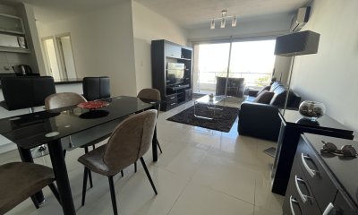 Vendo apartamento bien ubicado en Punta del Este dos dormitorios y dos baños, terraza con parrillero