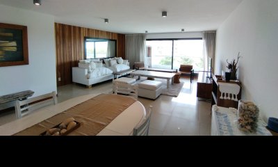Vendo Apartamento Punta del Este 3 dormitorios en suite, piscina climatizada con terraza parrillero