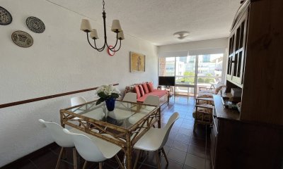 Vendo apartamento 2 dormitorios, 2 baños con cochera gastos comunes bajos Aidy Grill