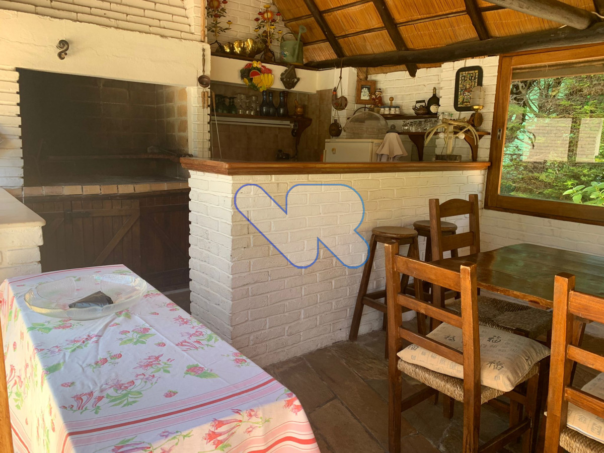 Casa ID.24 - Venta Casa 4 dormitorios, 3 baños,  jardín  con  piscina, barbacoa y dependencia  de servicio, Oportunidad!