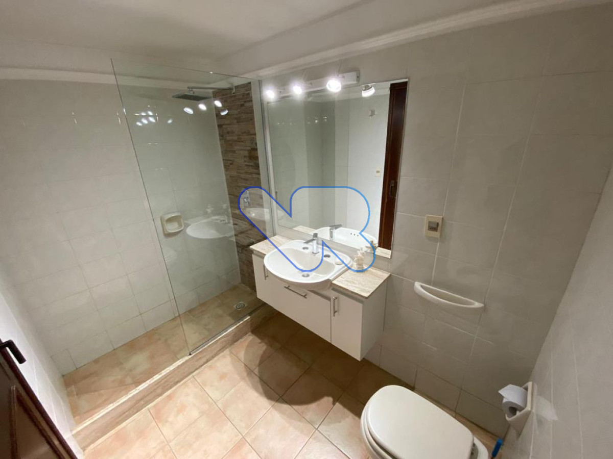 Casa ID.282 - Gran Casa a la venta y alquiler Anual - en Lugano con 4 Dormitorios, Doble Garaje y Piscina climatizada