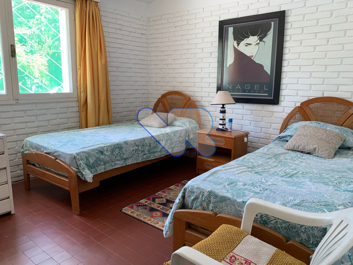 Casa ID.24 - Venta Casa 4 dormitorios, 3 baños,  jardín  con  piscina, barbacoa y dependencia  de servicio, Oportunidad!