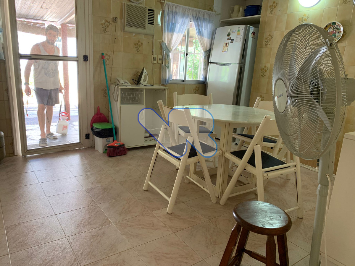 Casa ID.24 - Venta Casa 4 dormitorios, 3 baños,  jardín  con  piscina, barbacoa y dependencia  de servicio, Oportunidad!
