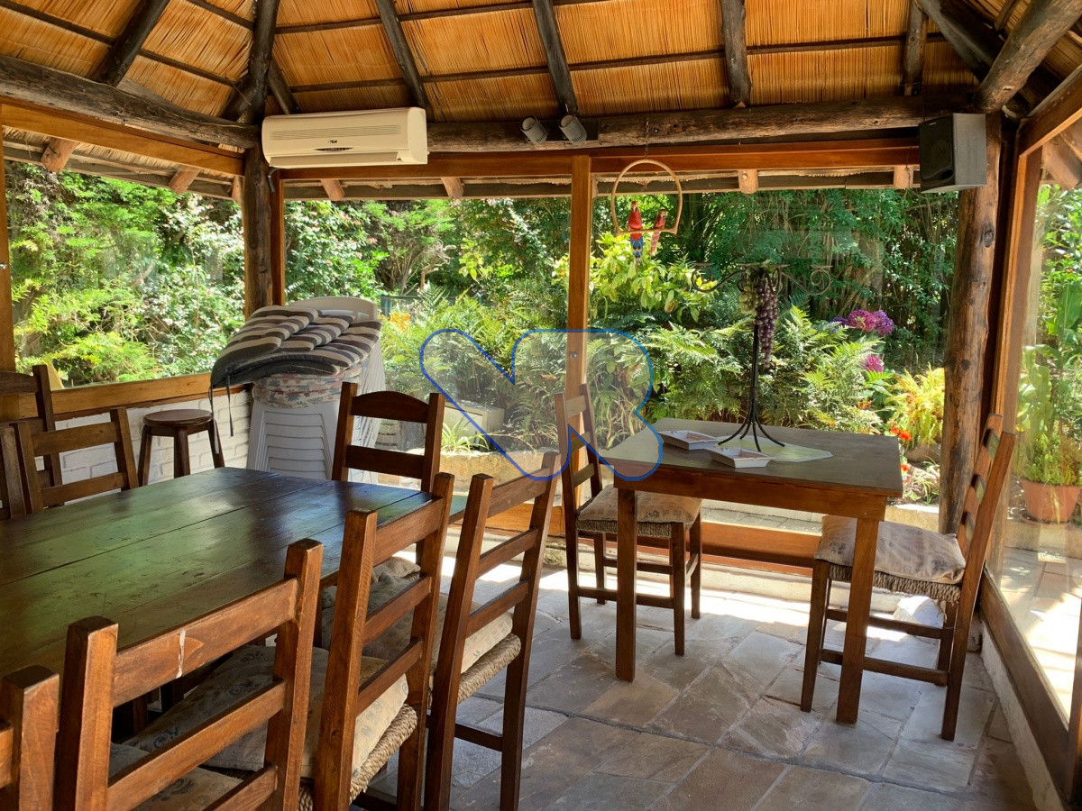 Casa ID.24 - Venta Casa 4 dormitorios, 3 baños,  jardín  con  piscina, barbacoa y dependencia  de servicio, Oportunidad!