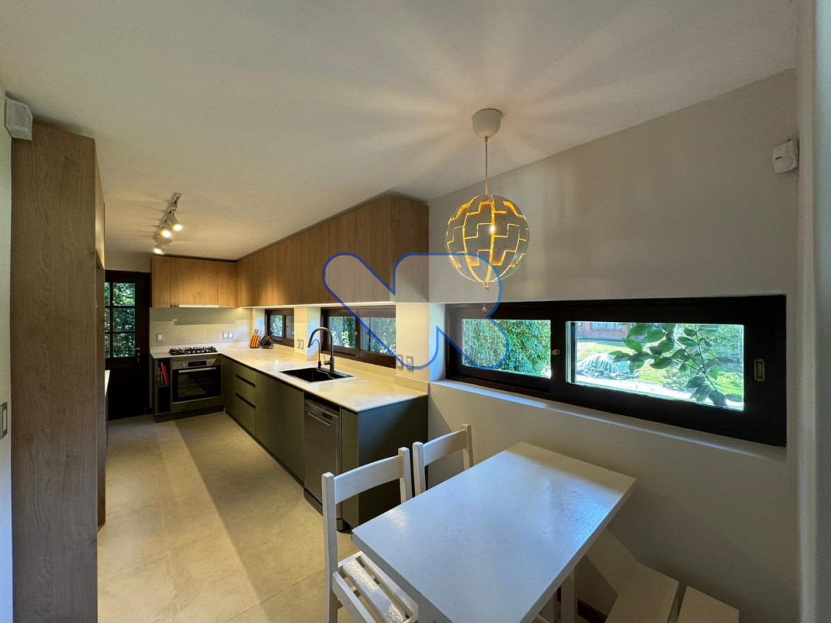 Casa ID.282 - Gran Casa a la venta y alquiler Anual - en Lugano con 4 Dormitorios, Doble Garaje y Piscina climatizada