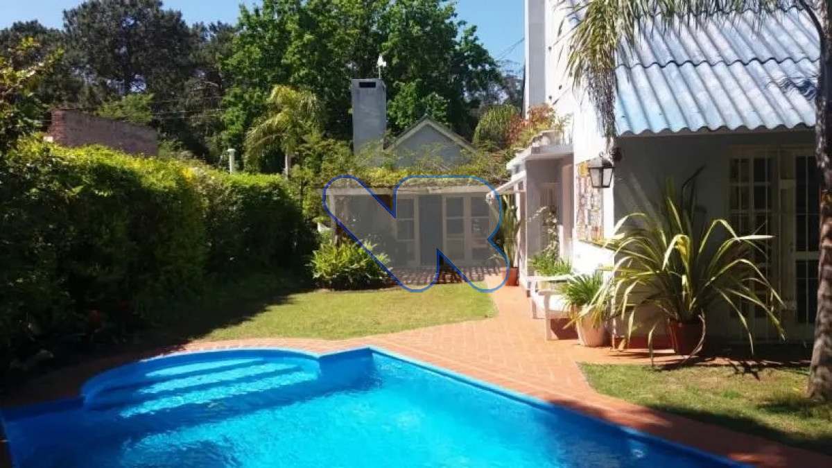 Casa ID.49 - Vendo-Alquilo temporal casa 3 dorm mas del serv. con piscina y barbacoa