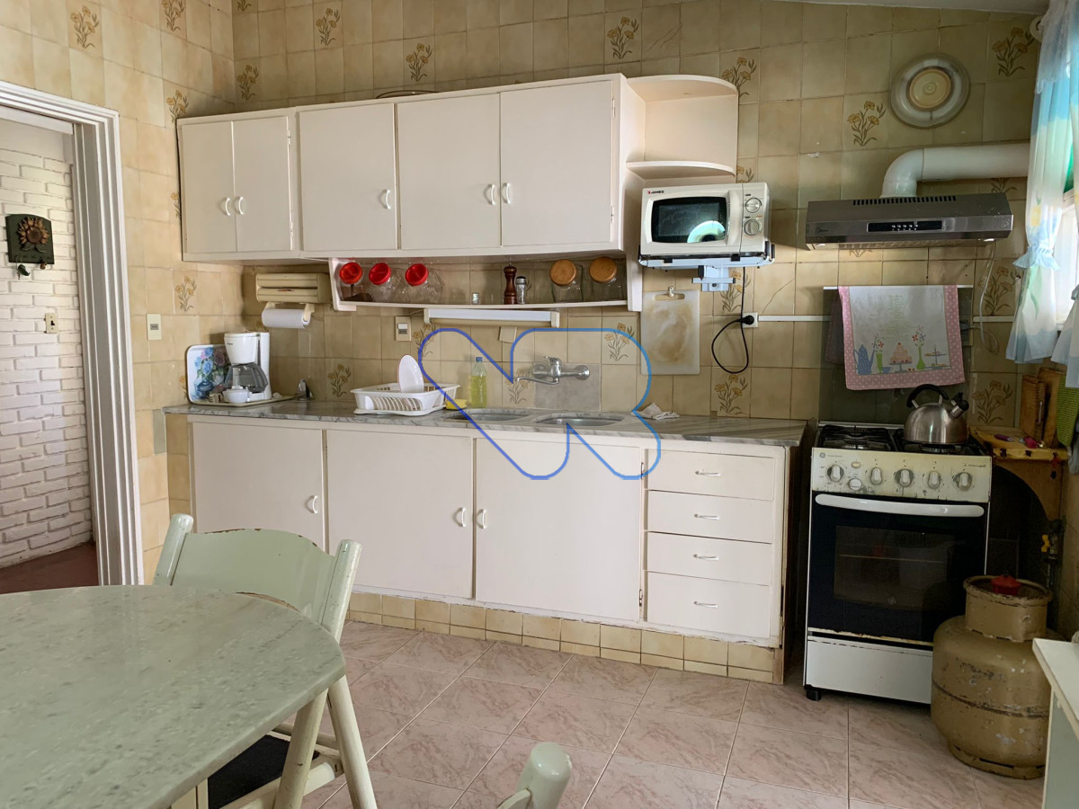 Casa ID.24 - Venta Casa 4 dormitorios, 3 baños,  jardín  con  piscina, barbacoa y dependencia  de servicio, Oportunidad!