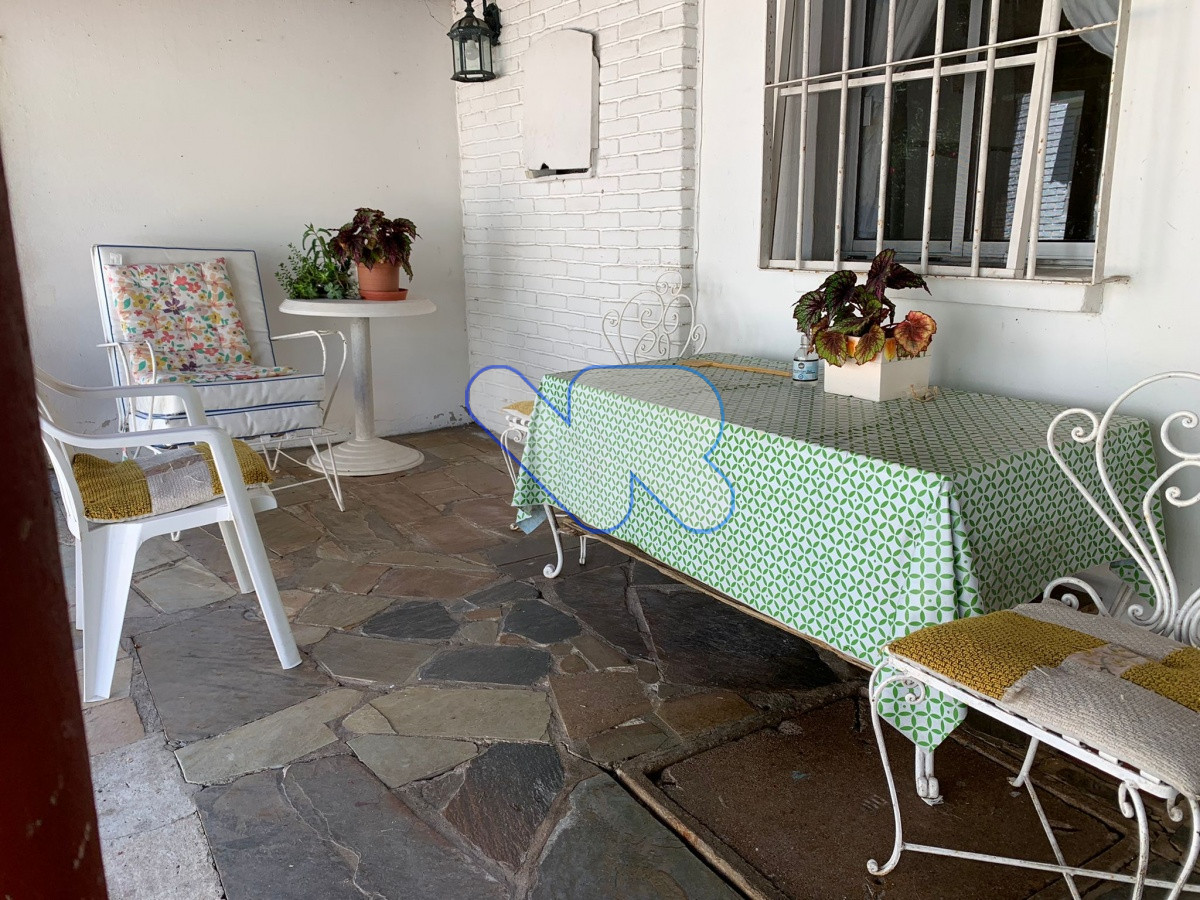 Casa ID.24 - Venta Casa 4 dormitorios, 3 baños,  jardín  con  piscina, barbacoa y dependencia  de servicio, Oportunidad!