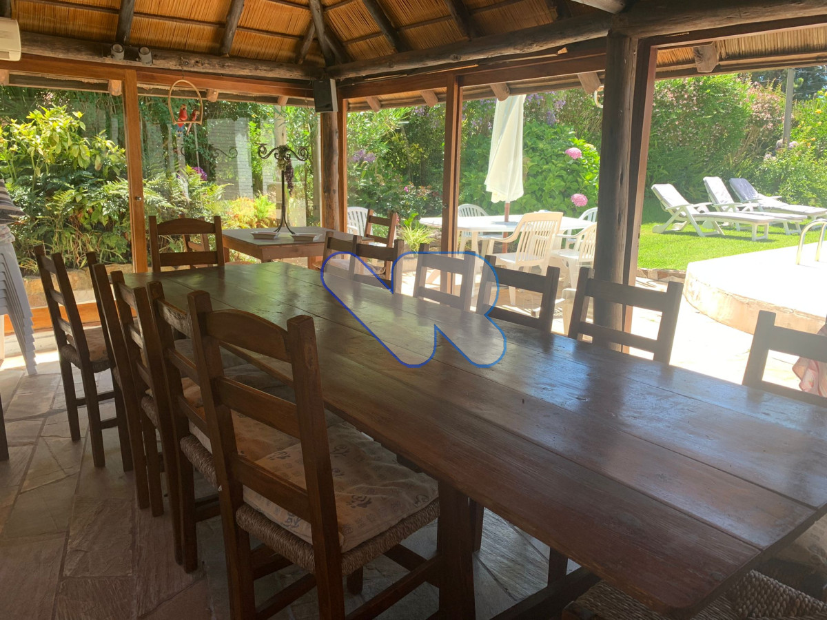 Casa ID.24 - Venta Casa 4 dormitorios, 3 baños,  jardín  con  piscina, barbacoa y dependencia  de servicio, Oportunidad!