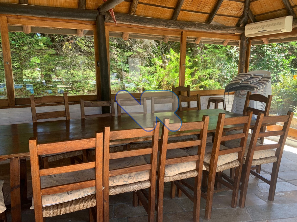 Casa ID.24 - Venta Casa 4 dormitorios, 3 baños,  jardín  con  piscina, barbacoa y dependencia  de servicio, Oportunidad!