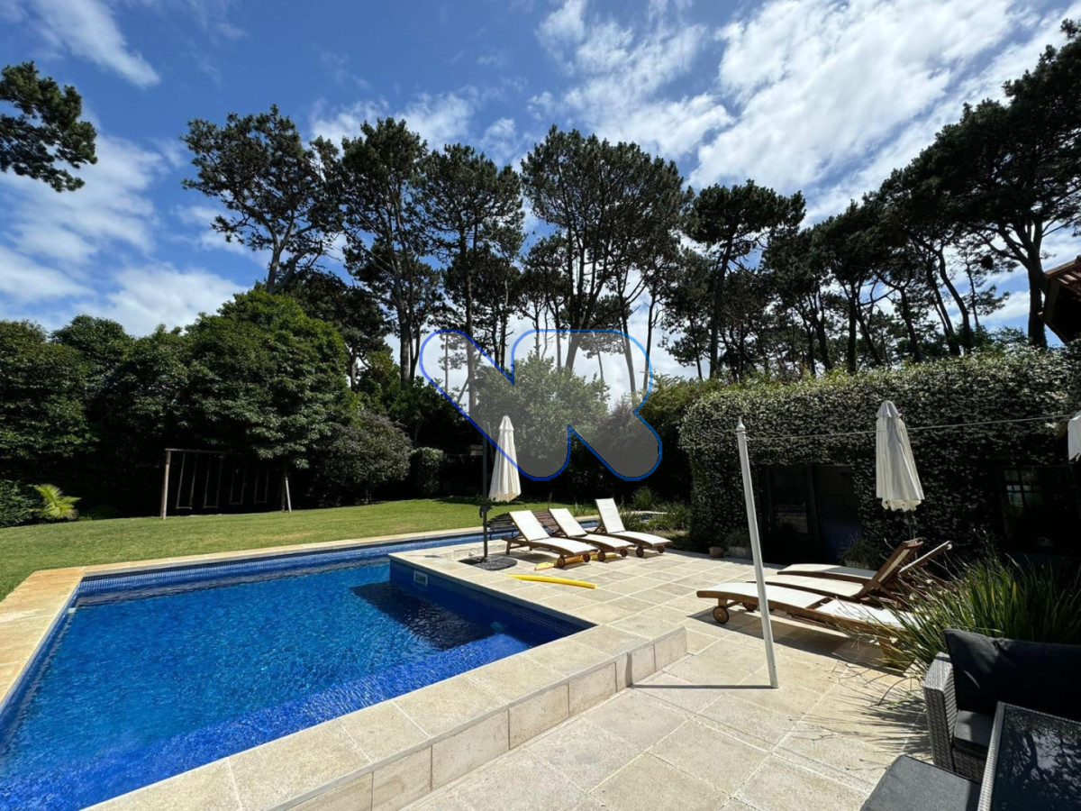 Casa ID.282 - Gran Casa a la venta y alquiler Anual - en Lugano con 4 Dormitorios, Doble Garaje y Piscina climatizada