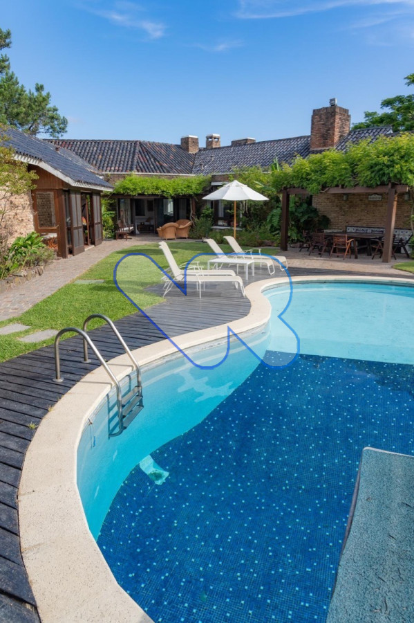 Casa ID.2 - Alquiler Anual Casa Chalet  Zona Playa Pinares, Punta del Este  8 Dormitorios , Piscina, Barbacoa  