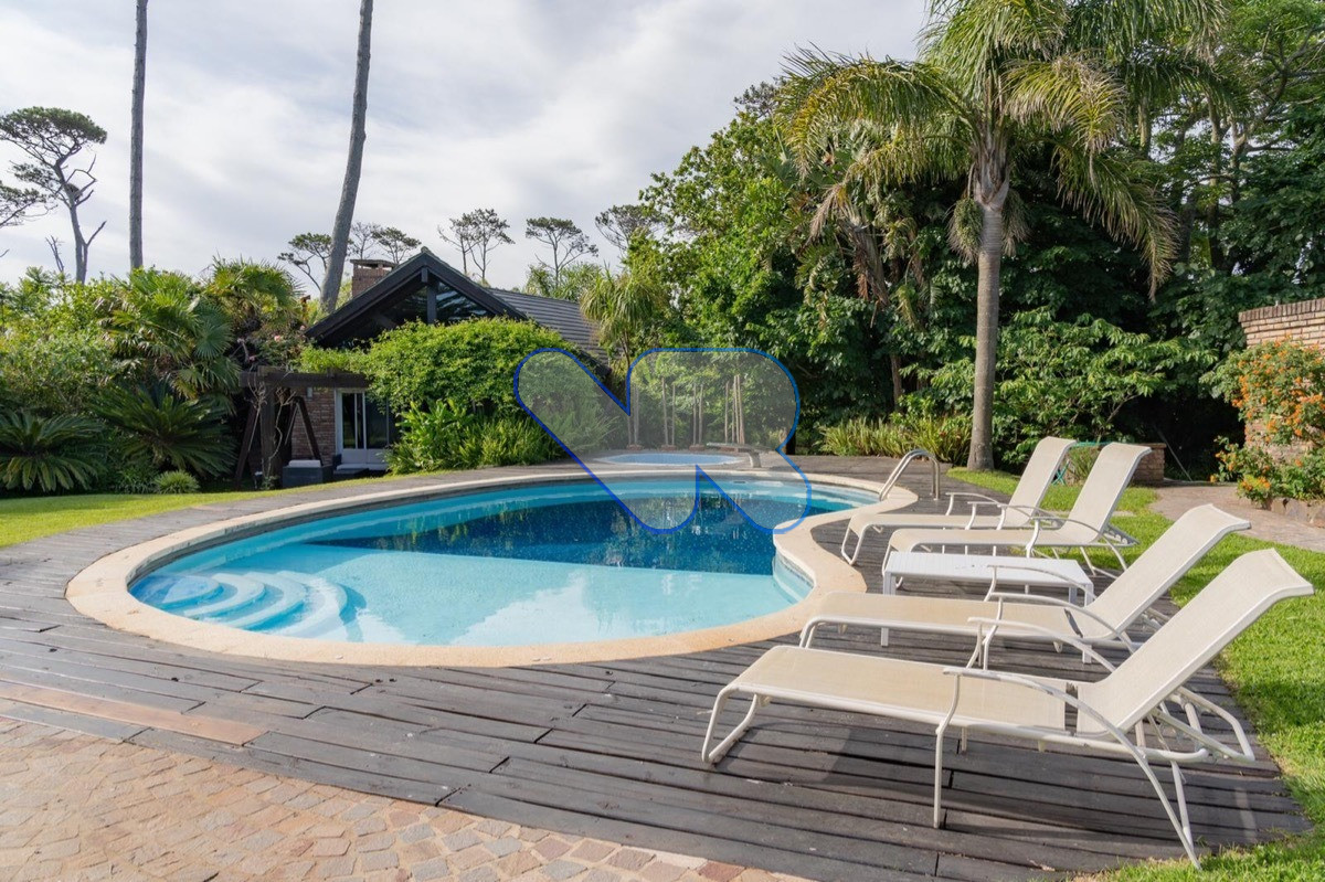 Casa ID.2 - Alquiler Anual Casa Chalet  Zona Playa Pinares, Punta del Este  8 Dormitorios , Piscina, Barbacoa  