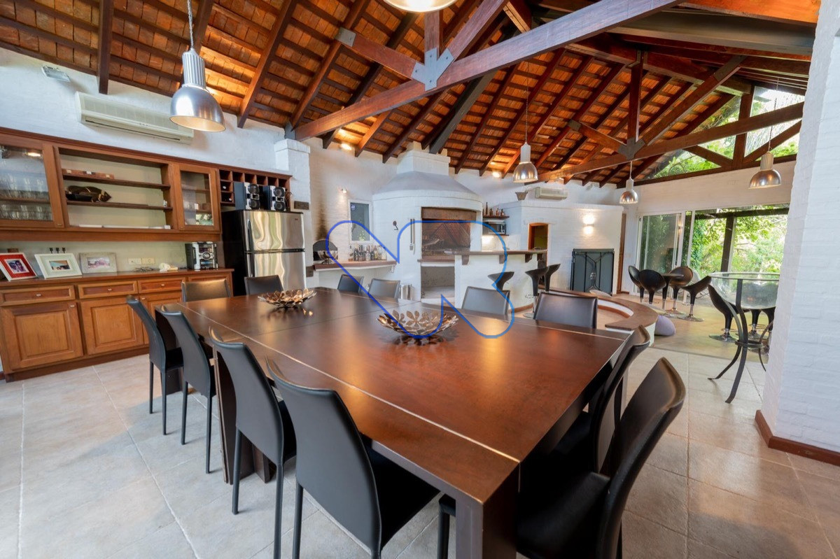 Casa ID.2 - Alquiler Anual Casa Chalet  Zona Playa Pinares, Punta del Este  8 Dormitorios , Piscina, Barbacoa  