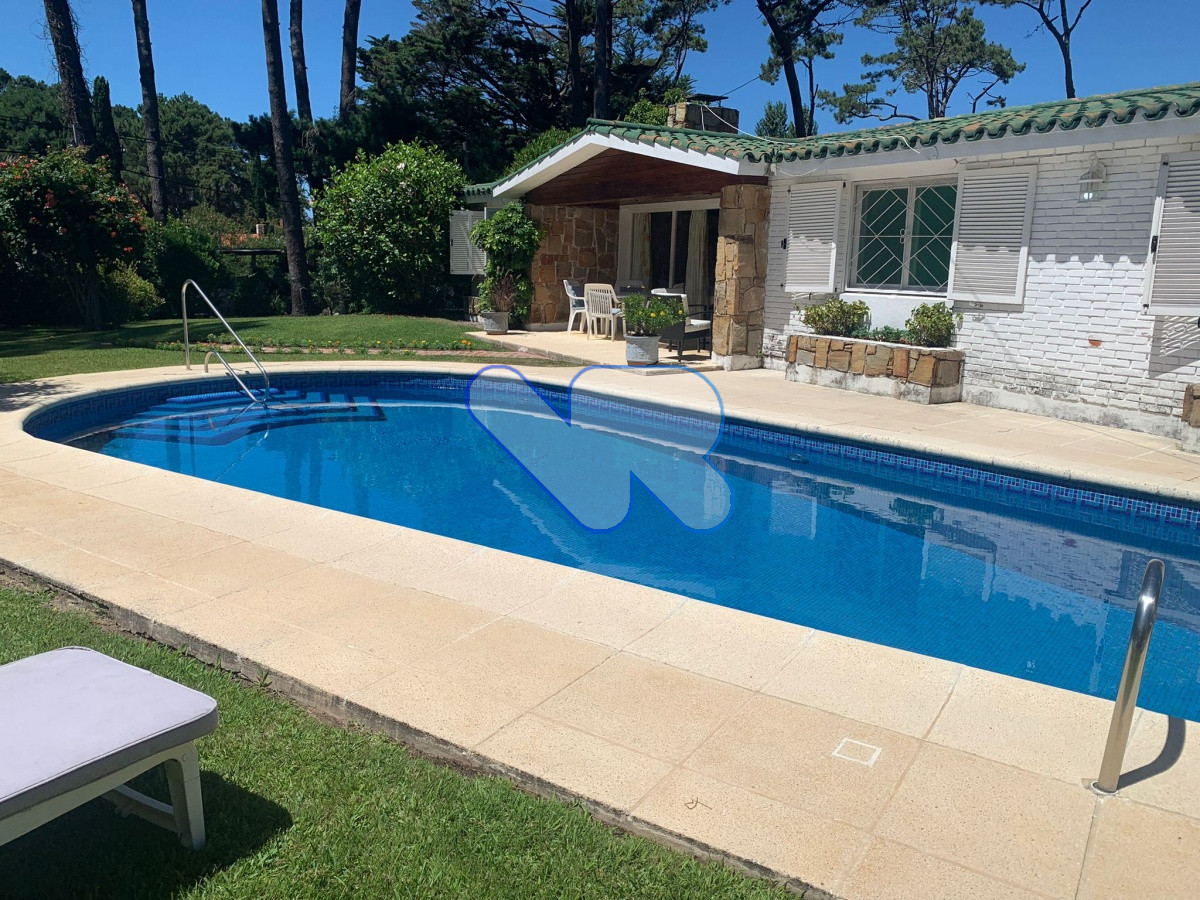 Casa ID.24 - Venta Casa 4 dormitorios, 3 baños,  jardín  con  piscina, barbacoa y dependencia  de servicio, Oportunidad!