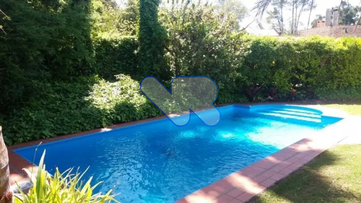 Casa ID.49 - Vendo-Alquilo temporal casa 3 dorm mas del serv. con piscina y barbacoa