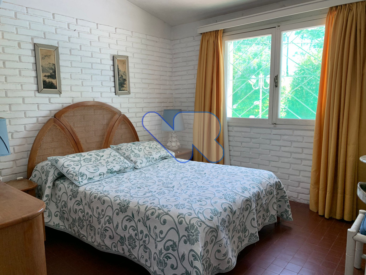 Casa ID.24 - Venta Casa 4 dormitorios, 3 baños,  jardín  con  piscina, barbacoa y dependencia  de servicio, Oportunidad!