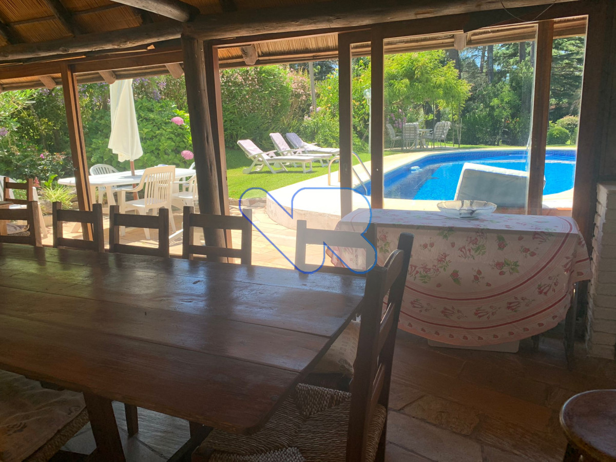 Casa ID.24 - Venta Casa 4 dormitorios, 3 baños,  jardín  con  piscina, barbacoa y dependencia  de servicio, Oportunidad!