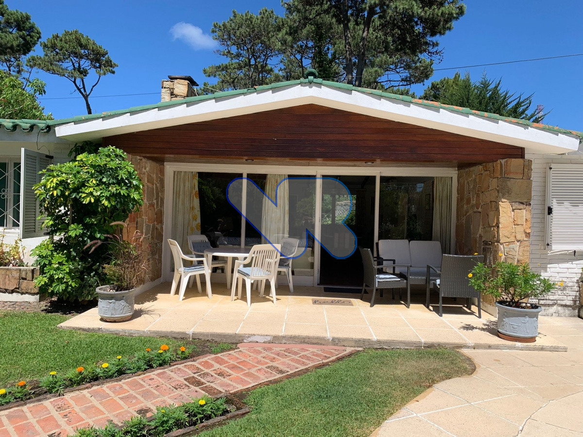 Casa ID.24 - Venta Casa 4 dormitorios, 3 baños,  jardín  con  piscina, barbacoa y dependencia  de servicio, Oportunidad!