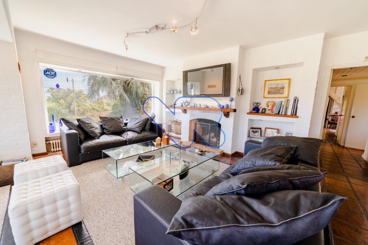 Casa ID.4 - Vendo Hermoso Chalet  6 Dormitorios En Excelente Zona Pinares Punta Del Este
