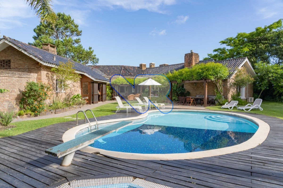 Casa ID.4 - Vendo Hermoso Chalet  6 Dormitorios En Excelente Zona Pinares Punta Del Este