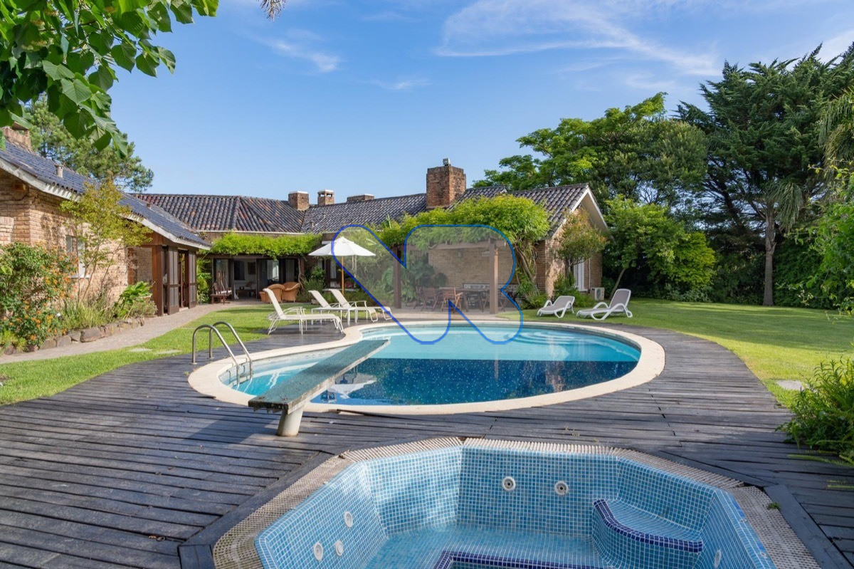 Casa ID.4 - Vendo Hermoso Chalet  6 Dormitorios En Excelente Zona Pinares Punta Del Este
