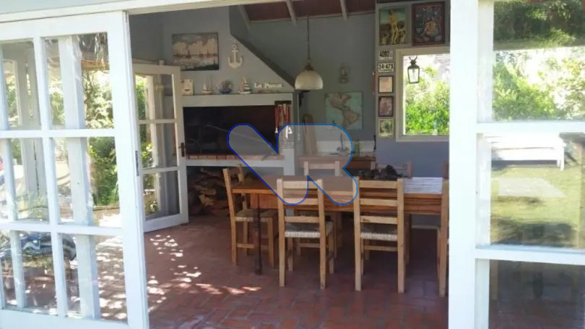 Casa ID.49 - Vendo-Alquilo temporal casa 3 dorm mas del serv. con piscina y barbacoa