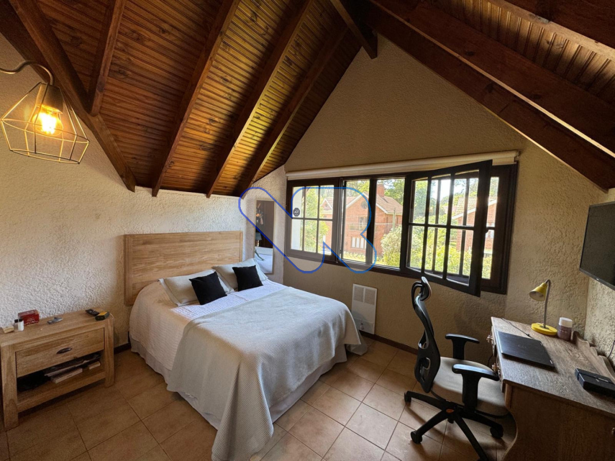 Casa ID.282 - Gran Casa a la venta y alquiler Anual - en Lugano con 4 Dormitorios, Doble Garaje y Piscina climatizada