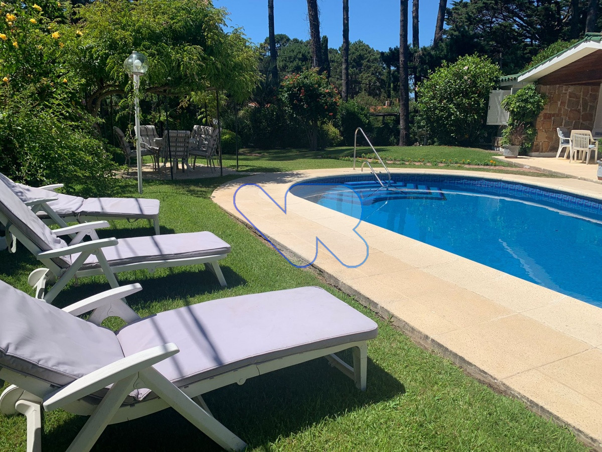 Casa ID.24 - Venta Casa 4 dormitorios, 3 baños,  jardín  con  piscina, barbacoa y dependencia  de servicio, Oportunidad!