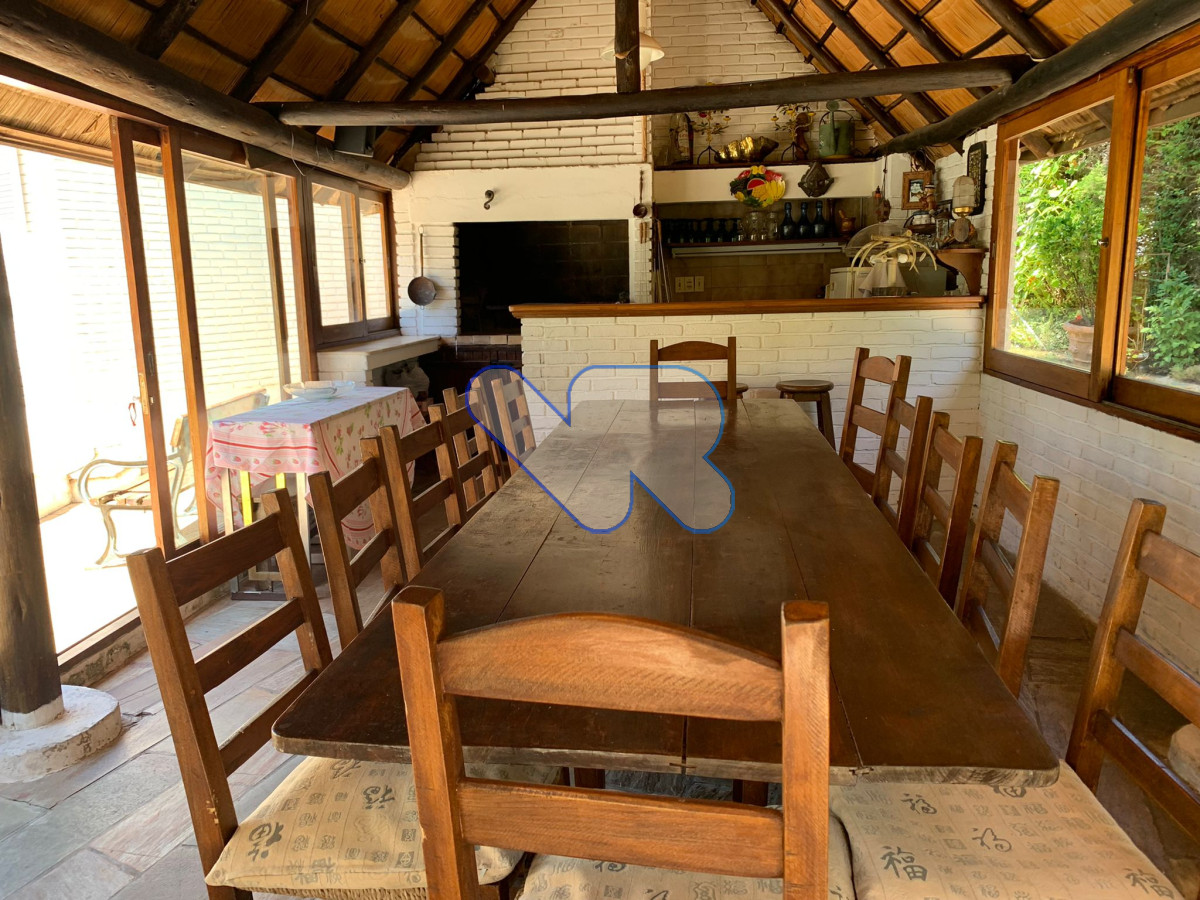 Casa ID.24 - Venta Casa 4 dormitorios, 3 baños,  jardín  con  piscina, barbacoa y dependencia  de servicio, Oportunidad!