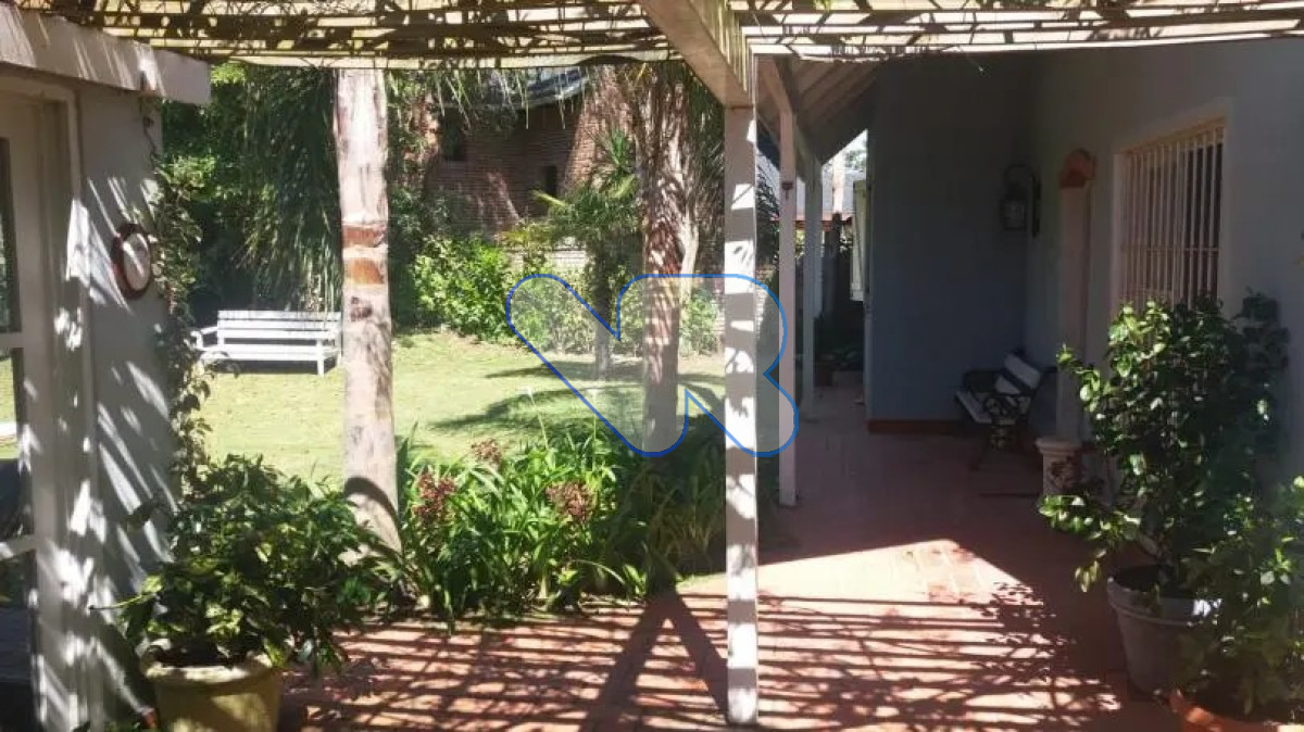 Casa ID.49 - Vendo-Alquilo temporal casa 3 dorm mas del serv. con piscina y barbacoa