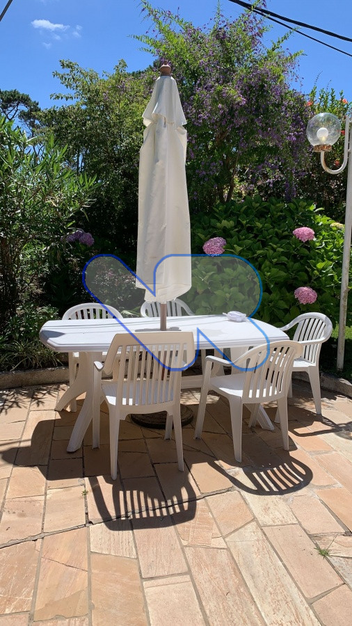 Casa ID.24 - Venta Casa 4 dormitorios, 3 baños,  jardín  con  piscina, barbacoa y dependencia  de servicio, Oportunidad!