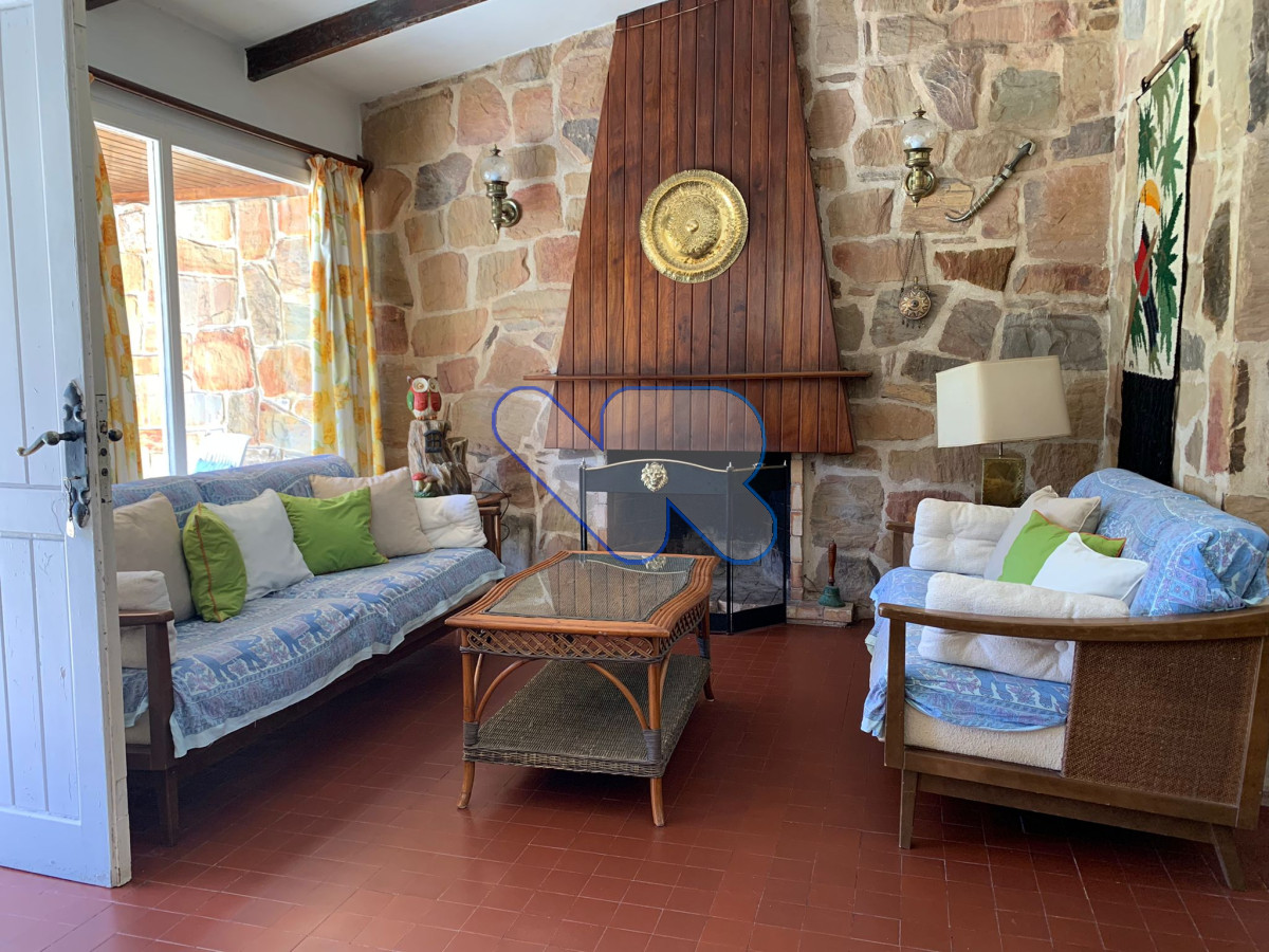 Casa ID.24 - Venta Casa 4 dormitorios, 3 baños,  jardín  con  piscina, barbacoa y dependencia  de servicio, Oportunidad!