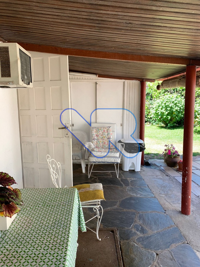 Casa ID.24 - Venta Casa 4 dormitorios, 3 baños,  jardín  con  piscina, barbacoa y dependencia  de servicio, Oportunidad!