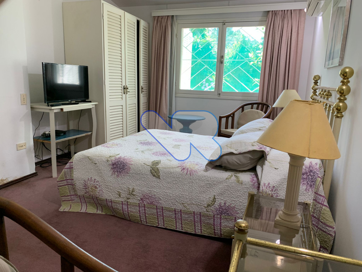 Casa ID.24 - Venta Casa 4 dormitorios, 3 baños,  jardín  con  piscina, barbacoa y dependencia  de servicio, Oportunidad!