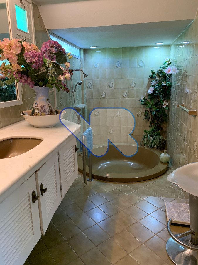 Casa ID.24 - Venta Casa 4 dormitorios, 3 baños,  jardín  con  piscina, barbacoa y dependencia  de servicio, Oportunidad!