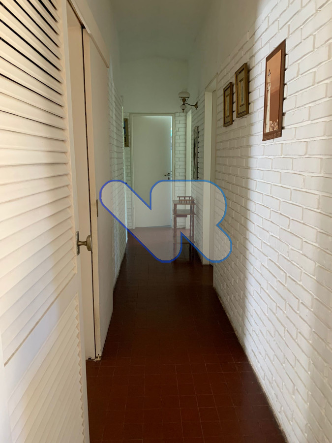Casa ID.24 - Venta Casa 4 dormitorios, 3 baños,  jardín  con  piscina, barbacoa y dependencia  de servicio, Oportunidad!