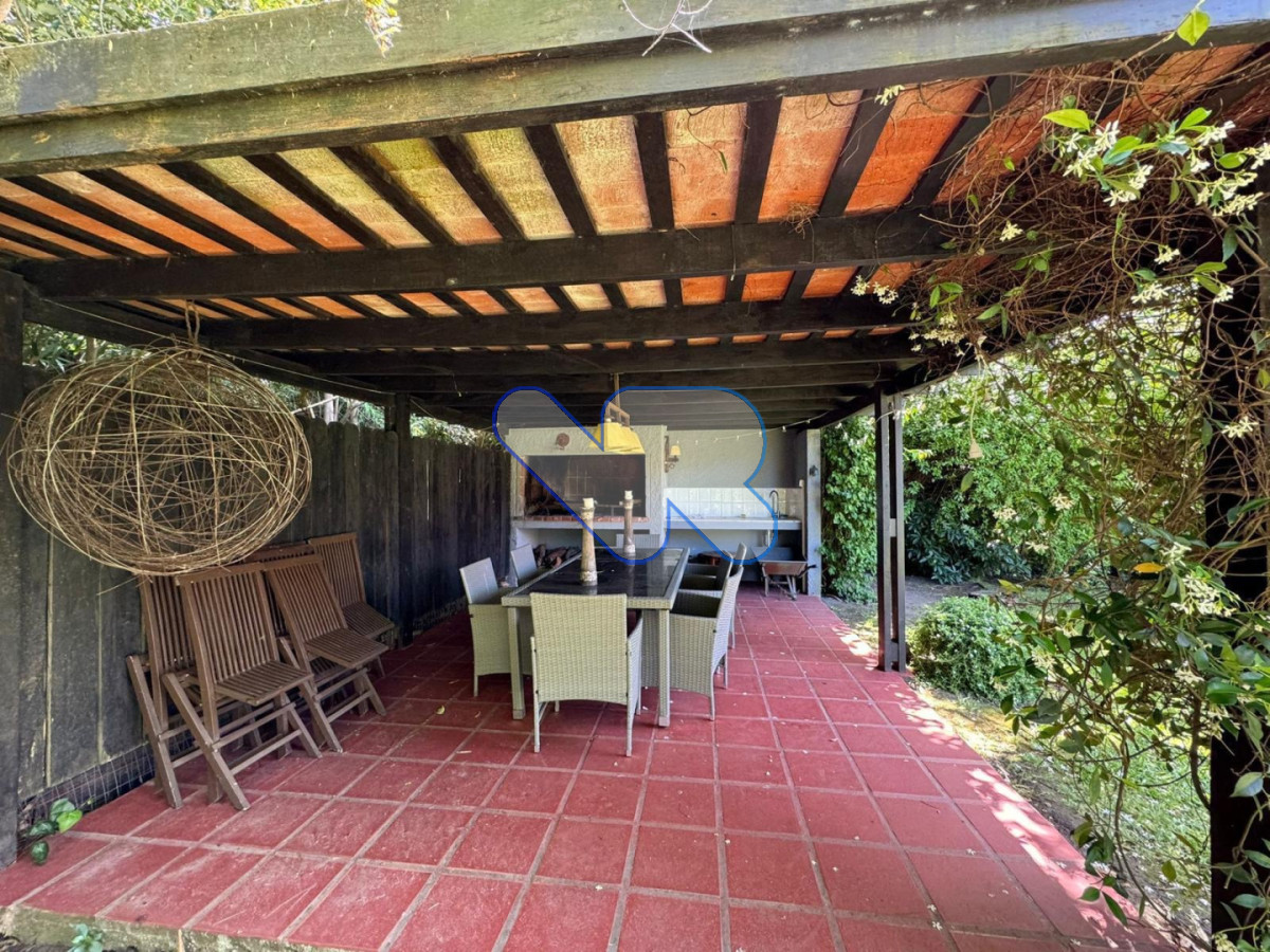 Casa ID.282 - Gran Casa a la venta y alquiler Anual - en Lugano con 4 Dormitorios, Doble Garaje y Piscina climatizada