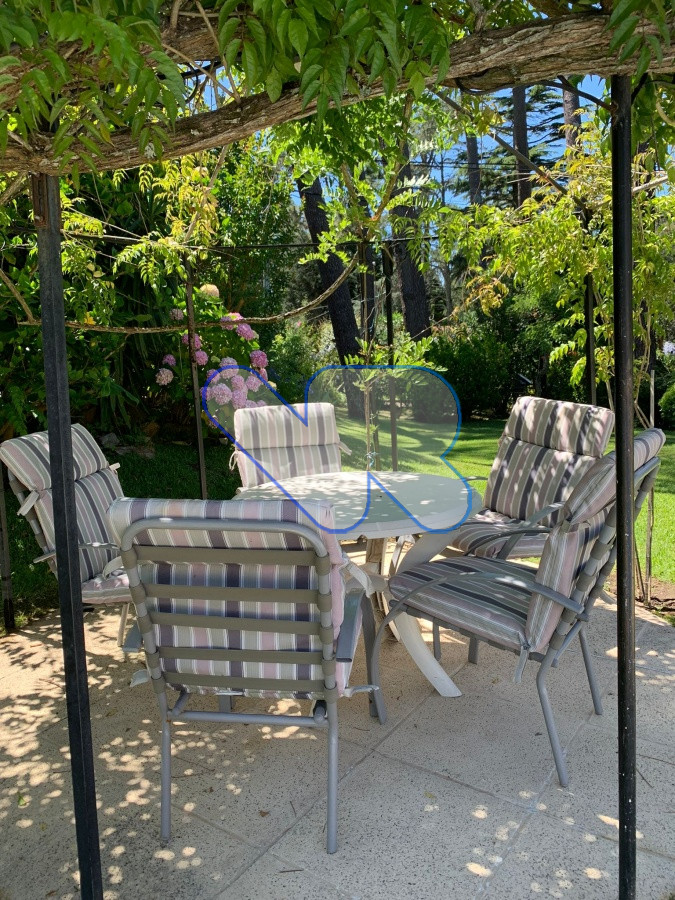 Casa ID.24 - Venta Casa 4 dormitorios, 3 baños,  jardín  con  piscina, barbacoa y dependencia  de servicio, Oportunidad!