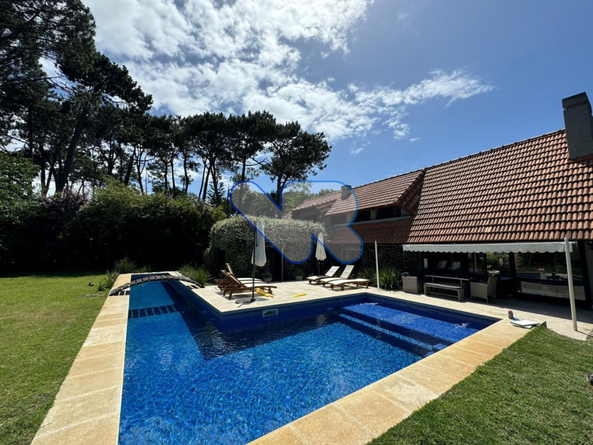 Casa ID.282 - Gran Casa a la venta y alquiler Anual - en Lugano con 4 Dormitorios, Doble Garaje y Piscina climatizada