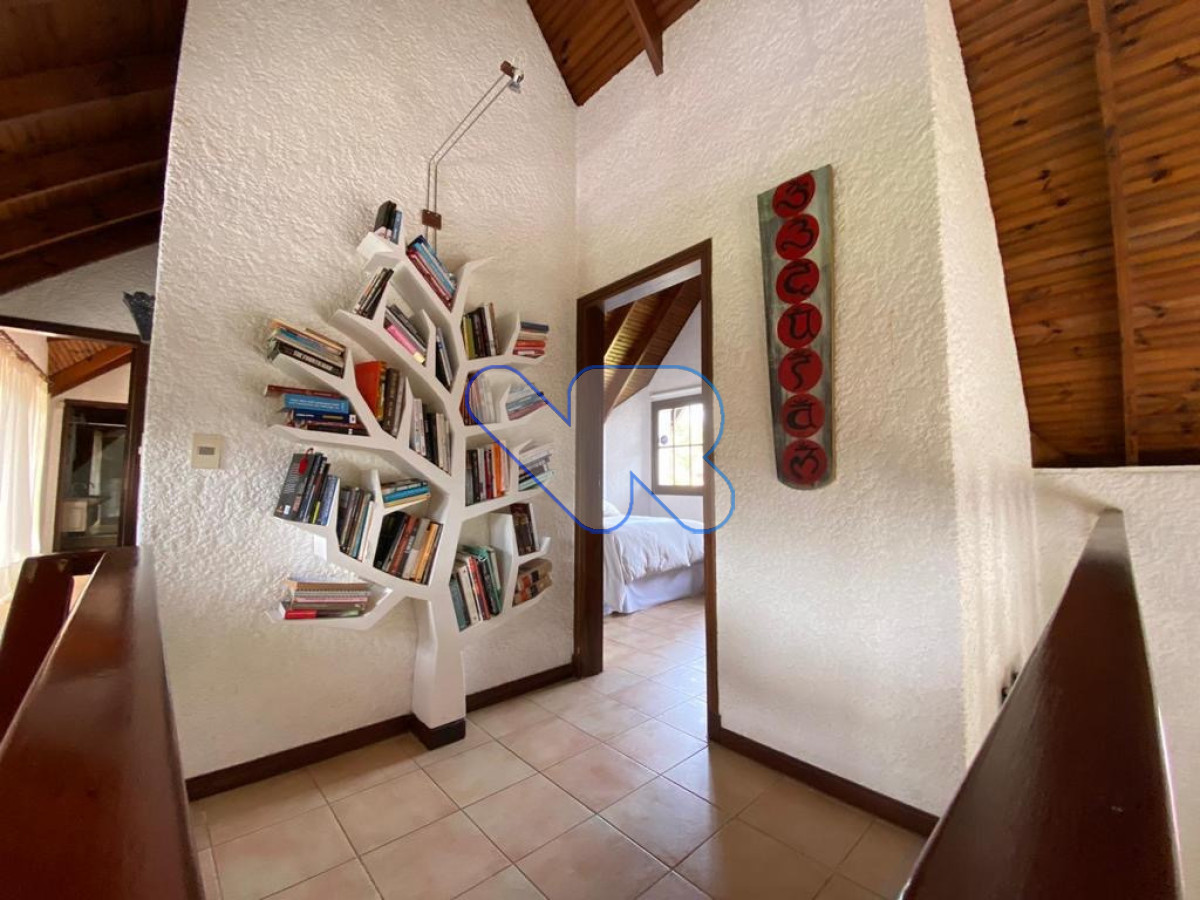 Casa ID.282 - Gran Casa a la venta y alquiler Anual - en Lugano con 4 Dormitorios, Doble Garaje y Piscina climatizada