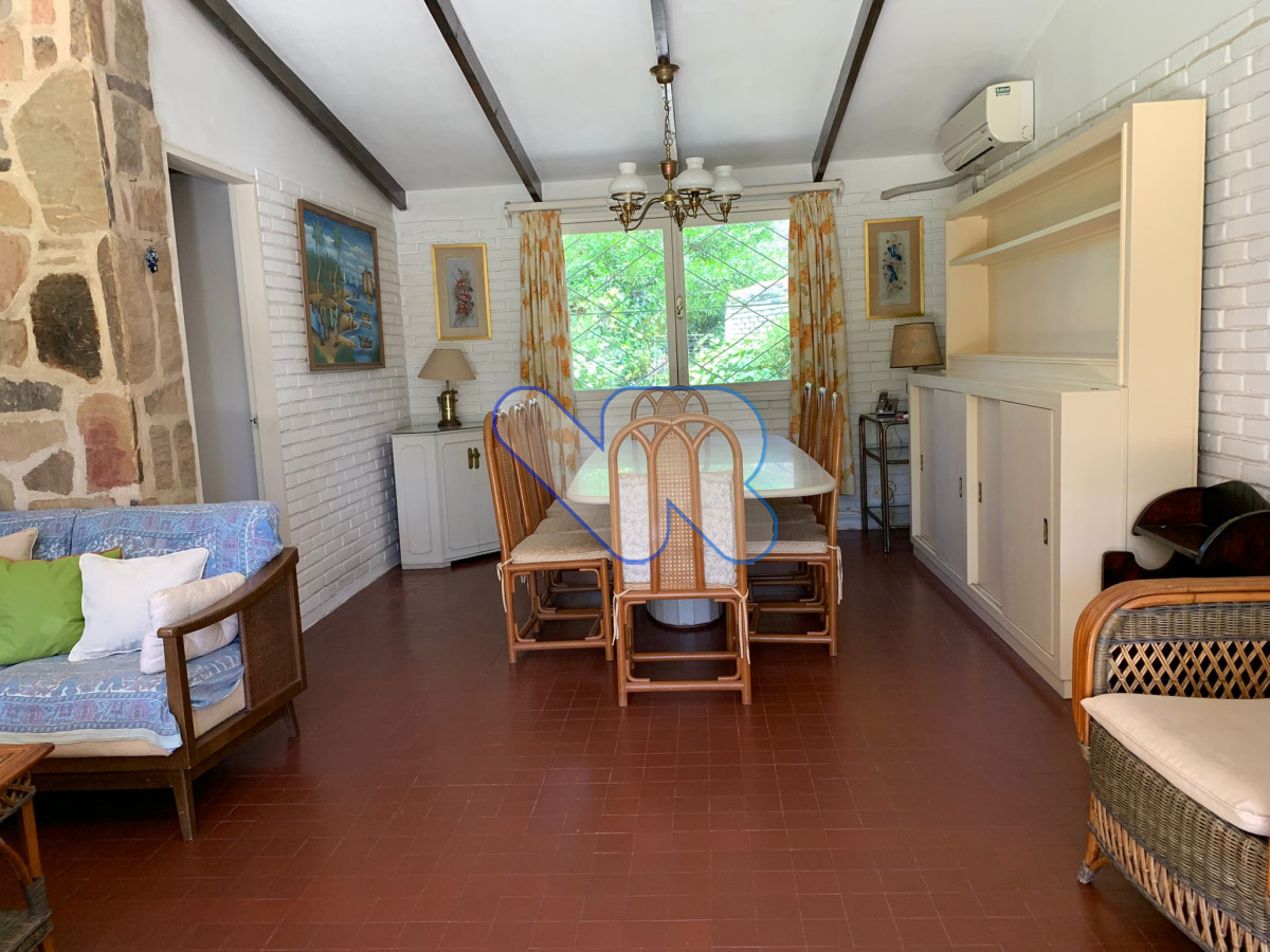 Casa ID.24 - Venta Casa 4 dormitorios, 3 baños,  jardín  con  piscina, barbacoa y dependencia  de servicio, Oportunidad!