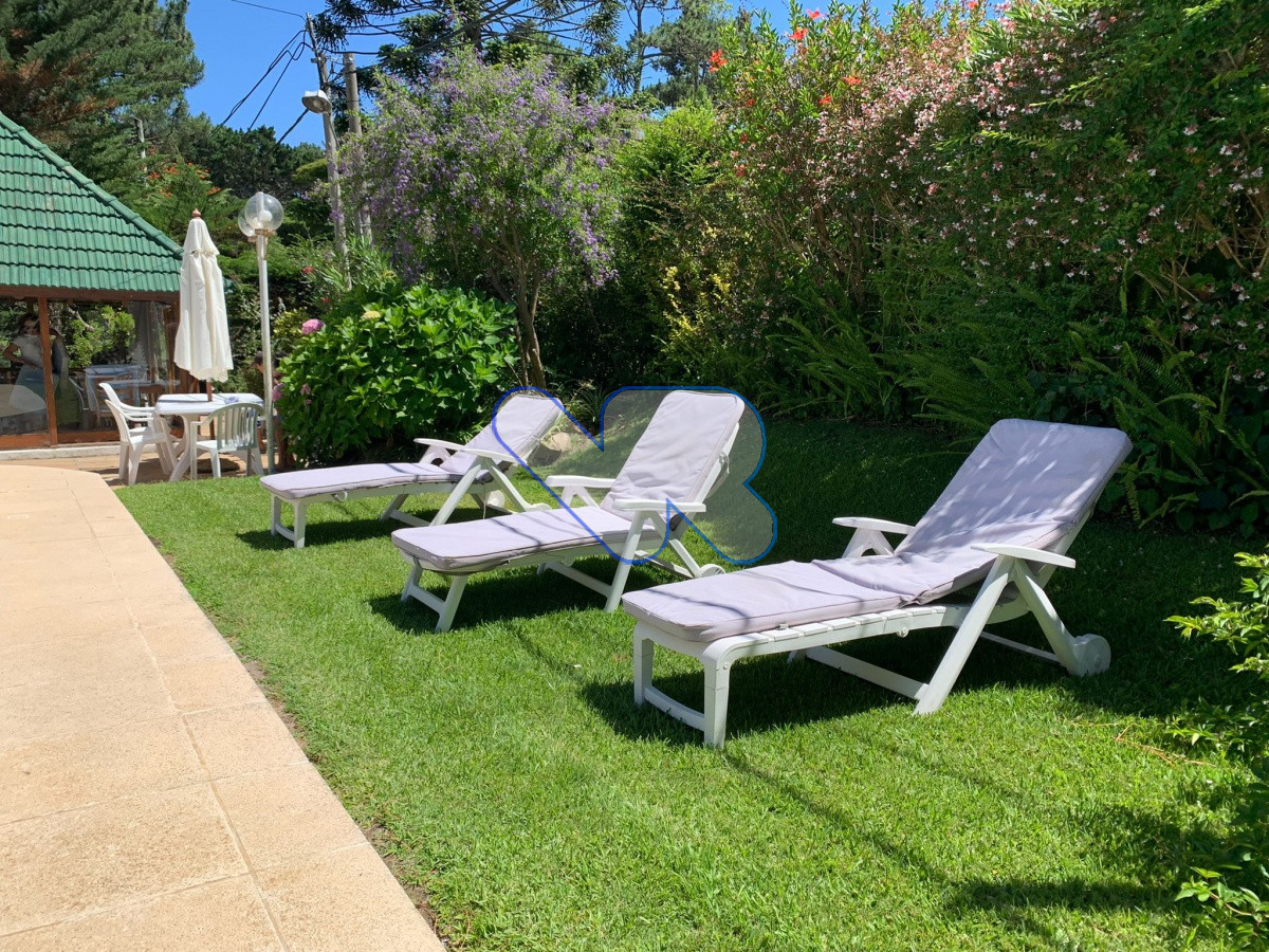Casa ID.24 - Venta Casa 4 dormitorios, 3 baños,  jardín  con  piscina, barbacoa y dependencia  de servicio, Oportunidad!