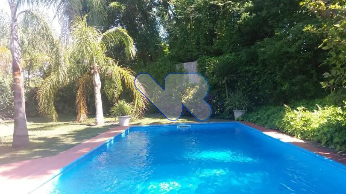 Casa ID.49 - Vendo-Alquilo temporal casa 3 dorm mas del serv. con piscina y barbacoa