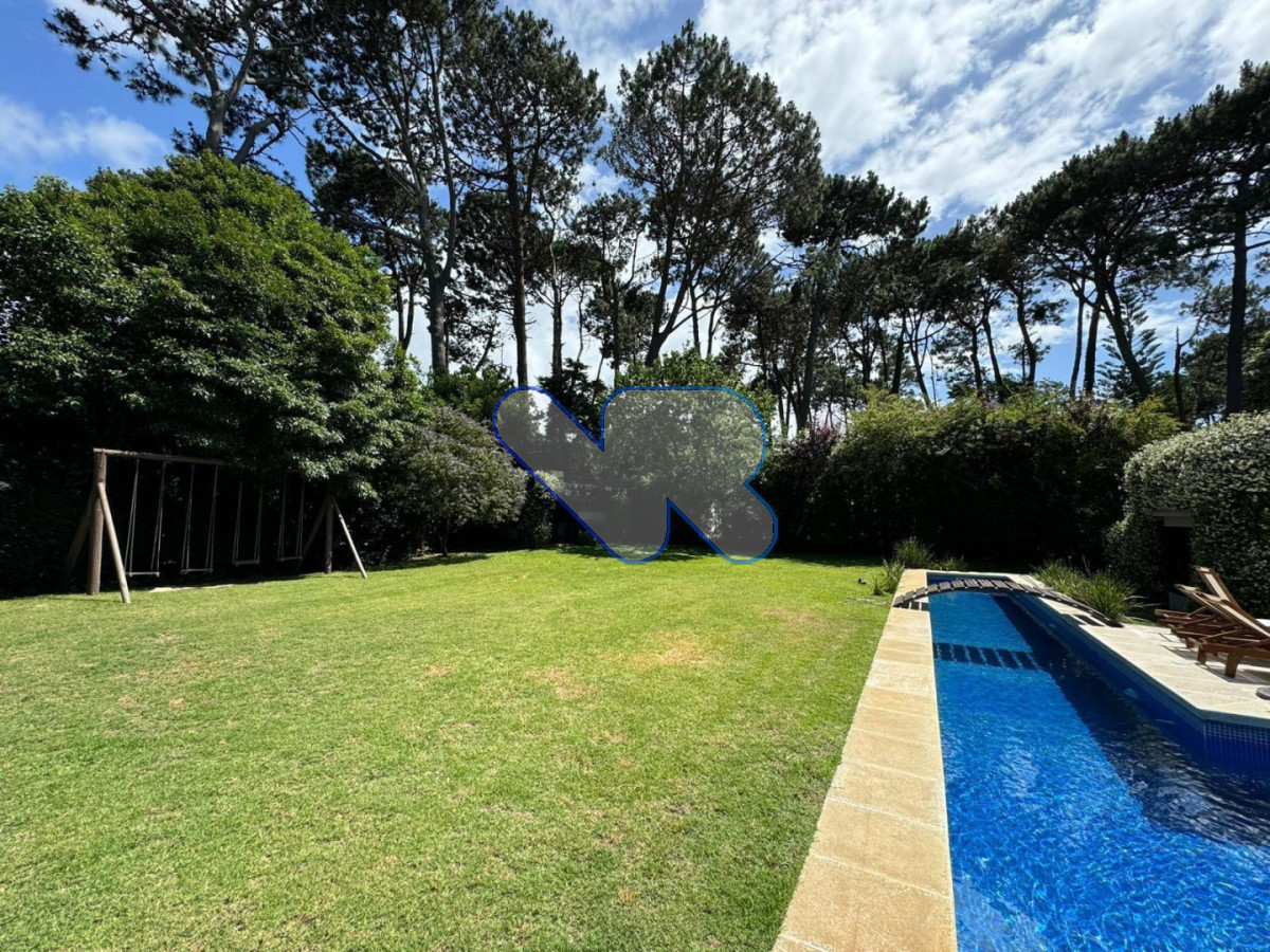 Casa ID.282 - Gran Casa a la venta y alquiler Anual - en Lugano con 4 Dormitorios, Doble Garaje y Piscina climatizada