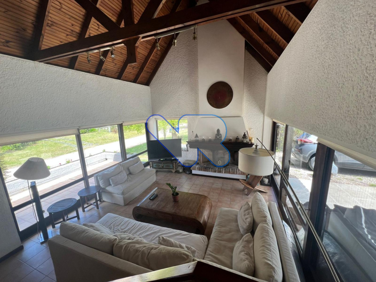 Casa ID.282 - Gran Casa a la venta y alquiler Anual - en Lugano con 4 Dormitorios, Doble Garaje y Piscina climatizada