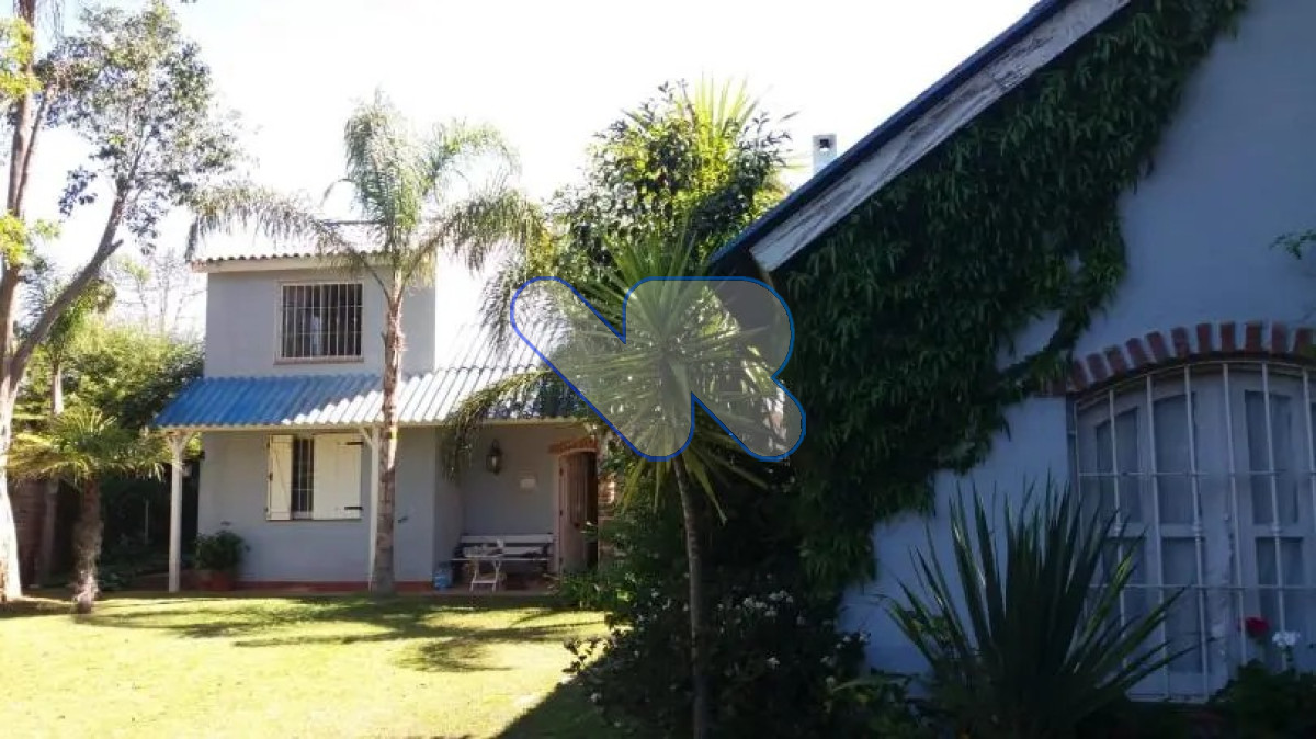 Casa ID.49 - Vendo-Alquilo temporal casa 3 dorm mas del serv. con piscina y barbacoa